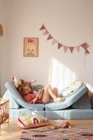 Spielsofa Funy arktisblau mit Kind