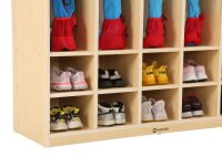 Rucksack- und Schuhregal Detail gefüllt