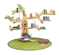 Bücherregal Baum auf Teppich