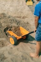 Toptrike Schaufelkarre beim Beladen mit Sand