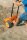 Toptrike Schaufelkarre im Sand mit Kinderfuß