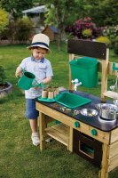 Outdoor Spielküche Kind beim pflanzen