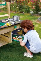 Outdoor Spielküche Kind beim Bacekn