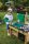 Outdoor Spielküche Kind beim pflanzen