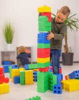 Junge baut Turm mit MODO Softbausteinen