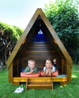 Waldhütte von vorn mit Kindern