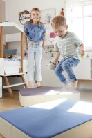 Hüpfpolster mit Kindern, hüpfend