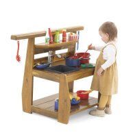 Outdoor Spielküche mit Kind