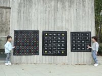 Kinder an Betonwand mit Outdoortafeln