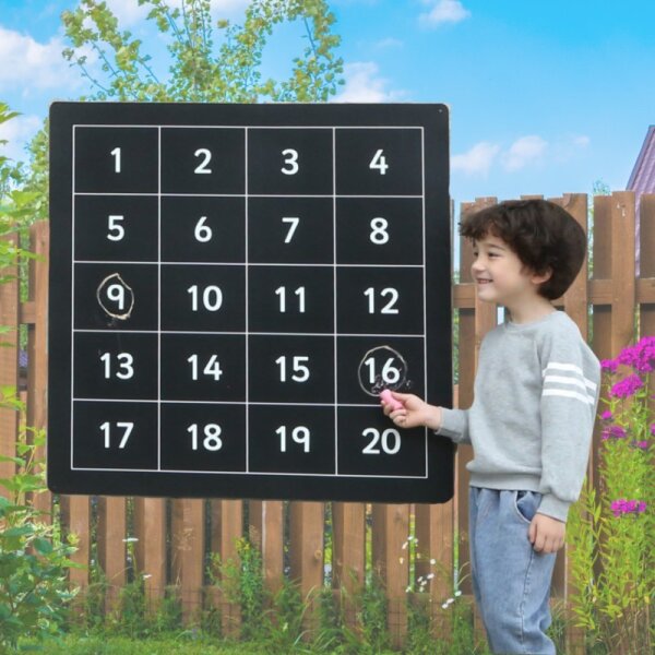 Kreidetafel Zahlen mit Kind im Garten