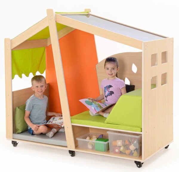 Mobiles Spiel- und Lesehaus mit Kindern lesend