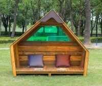 Outdoor Wanderhütte mit Farbfenstern