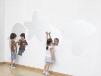 Spiegeltafeln an Innenwand mit Kindern