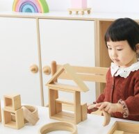 Kind spielt mit Bausteinen
