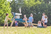 7 Kinder spielen am Wellenspieler