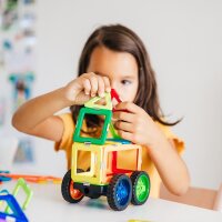 Geosmart 100 Kind baut Fahrzeug