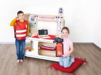Kinder bei der Feuerwehrstation