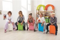 Kindergruppe spielt Cajon