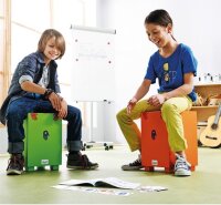 2 Kinder mit Cajon
