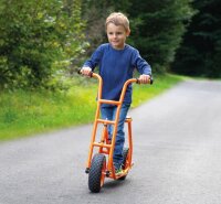Toptrike Sitzroller Kind stehend