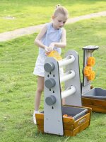 Kind mit Wasserspiel Regentropfen