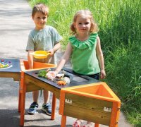 Activity Spielboard Siebe und Schüssel mit Kind