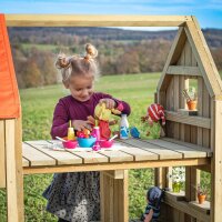 Puppenhaus Outdoor Detail spielendes Kind