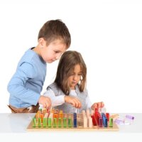 2 Kinder spielen mit Acrylzylindern