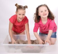 Indoor Sand mit Box und Kindern