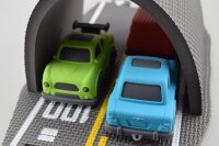 Spielzeugauto fahren durch Tunnel