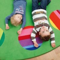 Kinder auf Rundteppich