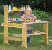 Kaufladen Outdoor Kind zeigt Obstkiste