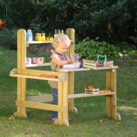 Kaufladen Outdoor Kind an der Kasse