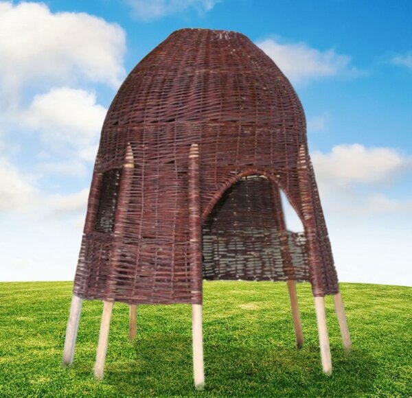 Weidenhütte auf Wiese