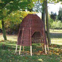 Weidenhütte im Wald