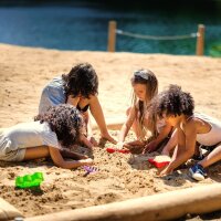 Sandkasten Robinie mit Kindern