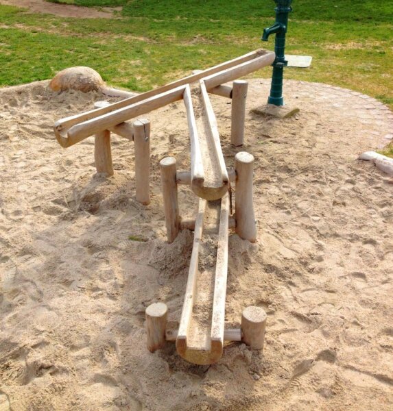 Wasserrinne aus Robinie Spielpatz