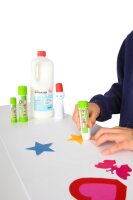 Kinderhand mit Klebestift