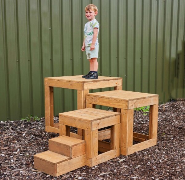 Outdoor Riesentreppe mit Kind oben