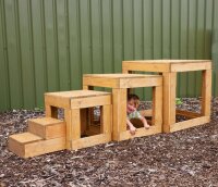 Outdoor Riesentreppe mit Kind unter dem Kubus