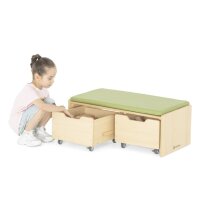 Kind zieht 2 Rollkasten unter der Bank vor
