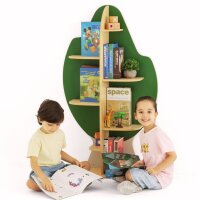 Bücherregal Baum, Kinder sitzen daneben und lesen