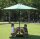 Sonnenschirm im Garten mit Picknicktisch