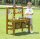 Kind stehet neben Outdoor Spielküche