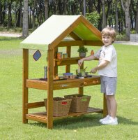 Kind mit Outdoor Spielküche im Garten