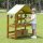 Kind mit Outdoor Spielküche im Garten