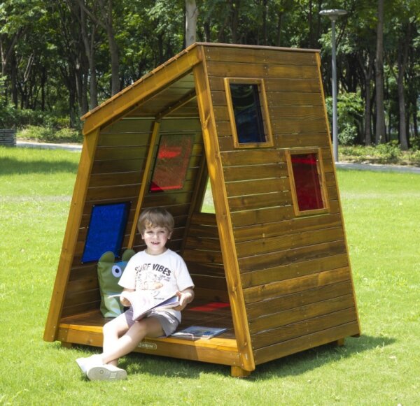 Outdoor Cabana mit Kind, lesend