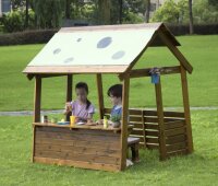 Outdoor Picknick Haus mit Kindern im Garten