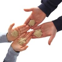 4 Hände mit Sandstempelbildern
