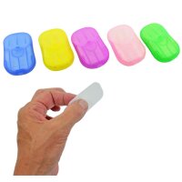 Finger halten ein Mini Seifenblättchen